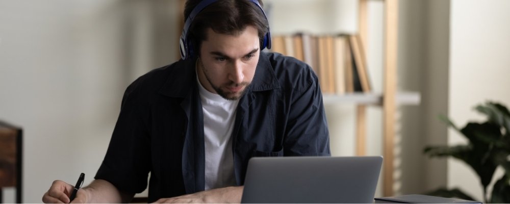 Expats learning with online language courses UAE, enjoying flexible, interactive, and personalized lessons.